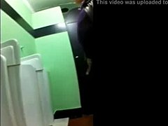 Amatérsky homosexuál si užíva sólové stretnutie v kúpeľni