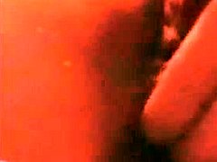 Hjemmelaget video av amatør jente som suger og knuller en stor kuk