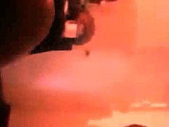 Veliki črni tič dobi mokro in divje drkanje v videu SE DC
