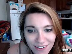 Transgender amatoare de 18 ani devine sălbatică pe webcam