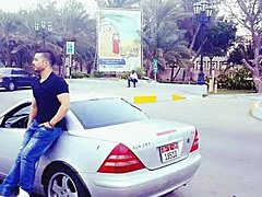 Um casal gay árabe se diverte com uma grande pila de Dubai babes