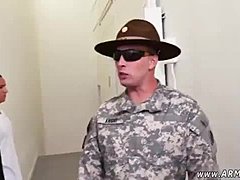 Eşcinsel askerler duşta cinselliğini keşfediyor