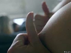 Moden mor med store bryster deltager i hardcore action med et teenagepar