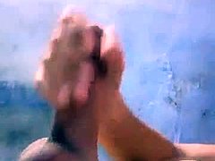 Egy kanos meleg férfi kézimunkát ad egy házi videóban