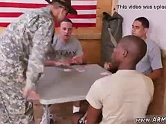 이 솔로 게이 비디오에서 게이 흑인 군인들이 사악하게 행동합니다