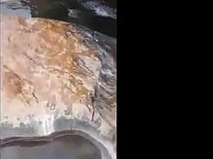 Isot ahvennaamat nauttivat kaksinkertaisesta tunkeutumisesta altaassa