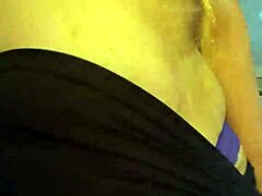 MILF s veľkými prsiami a zadkom v bujnom videu