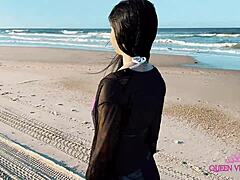 Tonåring blir borrad av två mogna kvinnor på stranden