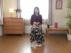 Japanese Mature Nami Risha gives a handjob to a photographer