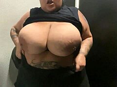 Belles grosses femmes aux gros seins naturels s'engagent dans le sexe anal
