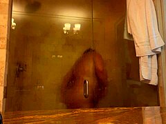 Danie úrnő forró zuhanyt élvez PCB-ben