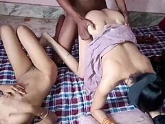 인도 계모와 의붓딸이 힌디어로 자지 핥기와 삼키기를 즐기는 모습