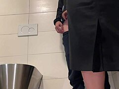 Dojrzała kobieta z dużym tyłkiem robi ręczną robotę i sprawia, że dochodzisz w publicznej toalecie