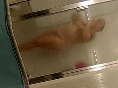 Seorang ibu matang menikmati mandi yang panas dengan kekasihnya