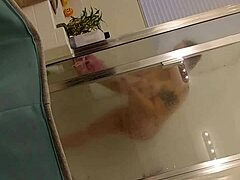 אמא מבוגרת נהנית ממקלחת חמה עם המאהב שלה