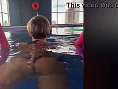 MILF-mamma blir frekk i sexy badekåpe i HD-video