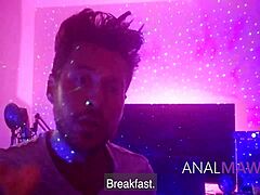 MILF, subliminal bir videoda anal seks için hazırlanıyor