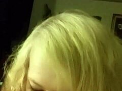 Amatérská prsatá blondýnka přítelkyně je šukána a creampie