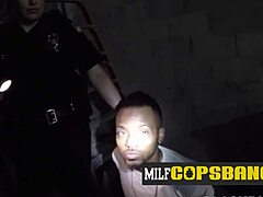 Μεγάλο μαύρο πέος εμπλέκεται σε τρίο με τους αστυνομικούς