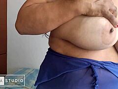 Latinská MILF s veľkými prsiami ukazuje svoje domáce schopnosti v tomto domácom videu