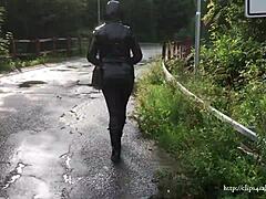 Uma mãe vestida de couro em calções brilhantes dá um passeio
