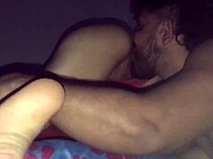 MILF mature à gros cul en lingerie rouge fait une fellation à la bite d'Andy Zs et se fait baiser fort en public