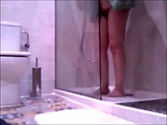 Zrele ženske v kopalnici: domači video
