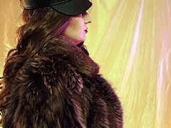 MILF domina con abrigo de piel y guantes de cuero en un video casero