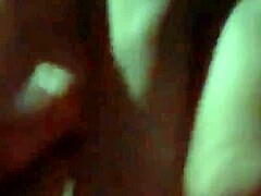 Assista Vanessa Vixons fazendo striptease sensual e se masturbando neste vídeo amador