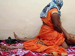 Тамилска тетка преживява кръг от секс в стая в хостел