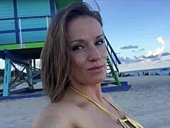 Die in Bikini gekleidete Jillian zeigt ihre üppigen Vorzüge am Strand