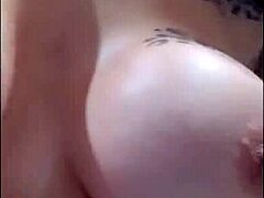 MILF madura com peitos grandes leva um pau preto grande