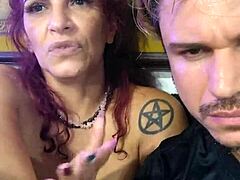 MILF Melissa a tetovaný chlap v horúcej sexuálnej páske