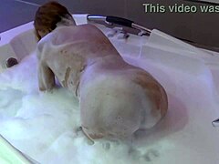 Femme aimante profite d'un bain à remous avec son ami avide