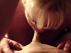 Dicktittige Blondine Jenna Jaymes gibt einen Deepthroat-Blowjob
