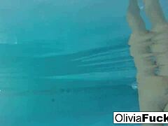 ¡Hora de jugar en la piscina con bikini de Olivia!