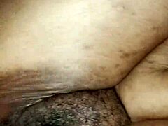 Büyük göğüslü siyah anne, penis ve kremle doluyor