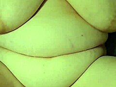 Зрелая женщина с большой грудью наслаждается жестким сексом в видео