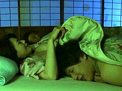 Japanische Mutter gibt ihrem Stiefsohn einen Blowjob, während ihr Mann schläft