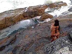 En mogen afrikansk dam med naturliga bröst blir knullad framför stranden