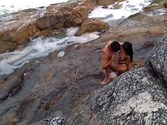 O africană matură cu sâni naturali este futută în fața plajei