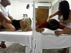 Азиатская мамочка получает свою узкую задницу от извращенного доктора в горячем тройничке