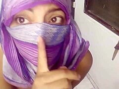 Mulher árabe madura de hijab atinge um orgasmo intenso enquanto se masturba