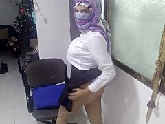Arabská manželka v školskom oblečení si užíva sólo hranie