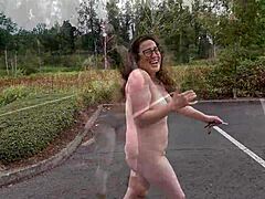 Una mujer madura y gorda se desnuda en público y se masturba
