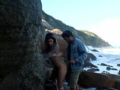 Wanita dewasa menikmati seks di pantai