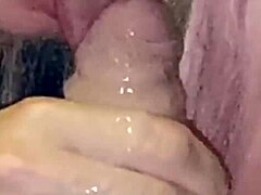 Pelacur matang mendapat mulutnya diisi dengan air mani selepas menjilat bola