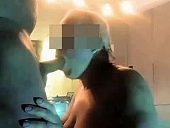 Eine MILF-Ehefrau zeigt ihre Deepthroating-Fähigkeiten und schluckt Sperma