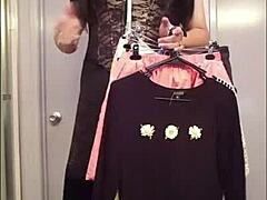 Кросдесинг любителка Хина пазарува и облича дрехи в благотворителен магазин