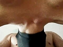 Moden MILF med store pupper og maske suger kuk i BDSM-video